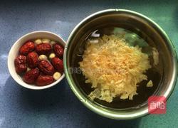 莲子银耳红枣汤的做法图解2