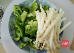 青椒蘑菇炒肉的做法图解2