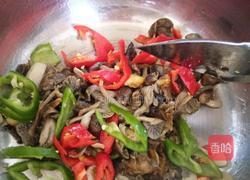 青红椒炒鲜蘑的做法图解4