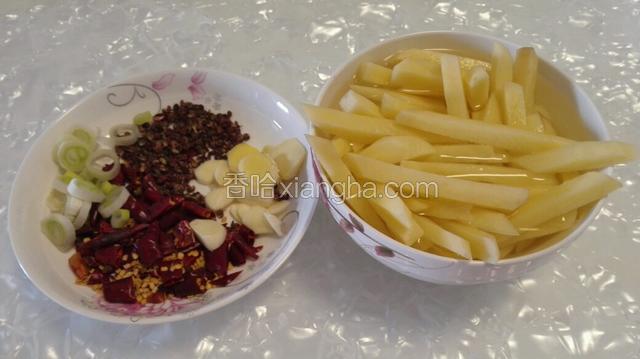 准备材料：土豆切条用冷水浸泡，姜、蒜切片，大葱切圈，干辣椒切段