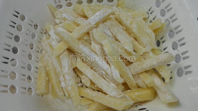 土豆条控干水分，加入20克面粉颠匀