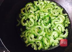 苦瓜炒牛肉的做法图解2