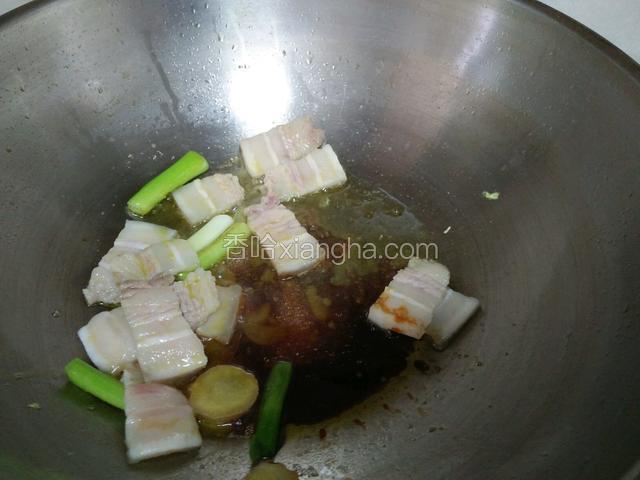 炒到肉变色，加五香粉，料酒，酱油