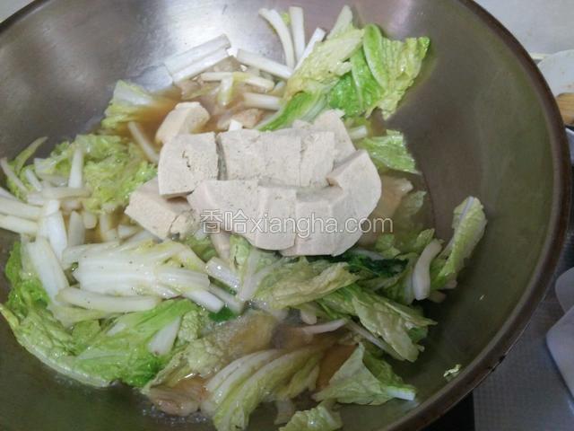 加一碗水，和豆腐，加盐大火烧开转中小火煮15分钟