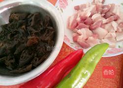 猪肉炒木耳的做法图解1