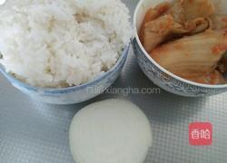 辣白菜炒饭的做法图解1