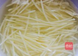 芹菜炒土豆片的做法图解3