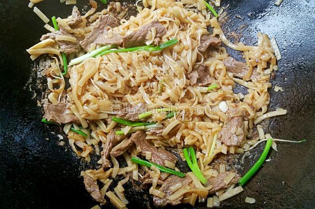 放入牛肉和小葱。