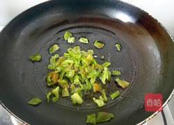 青椒玉米粒的做法图解4