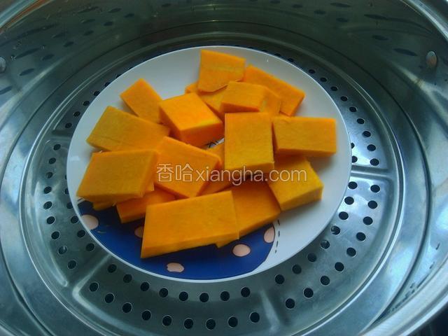 南瓜洗净去皮，放入锅中蒸熟。