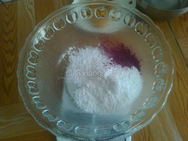 冰皮月饼预拌粉称重放入容器，放入熟紫薯粉。