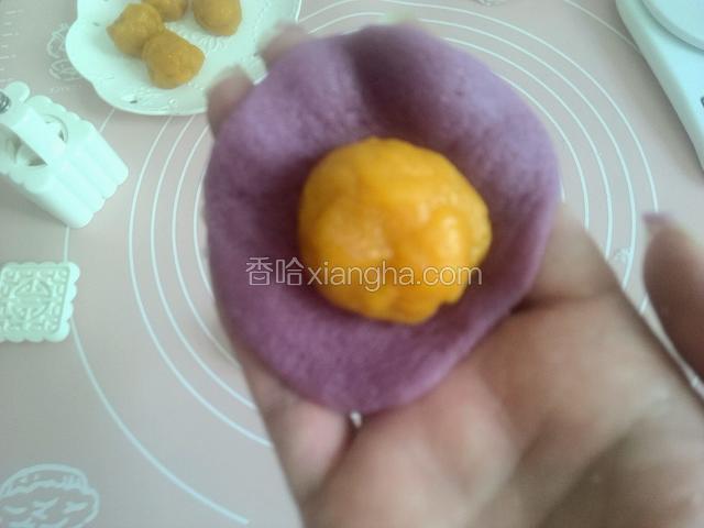 紫薯冰皮面团包裹蒸熟的南瓜馅。
