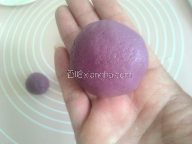 收紧底部滚圆，依次包完。