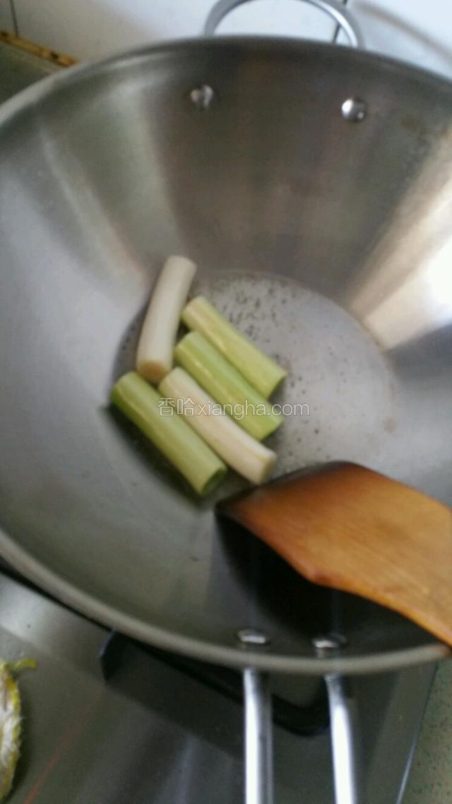 锅中加入适量油下葱段小火煸炒