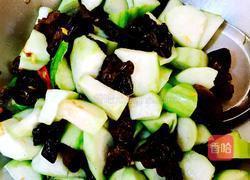 黑木耳炒丝瓜的做法图解8