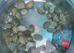 韭菜炒蛤蜊的做法图解1