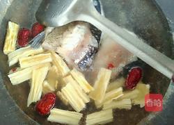 鲫鱼腐竹汤的做法图解4