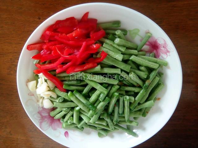 红辣椒洗净切丝，蒜切丁