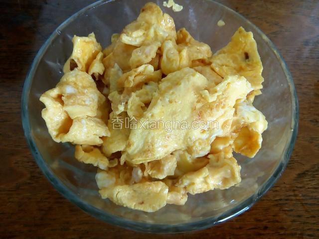 油热炒出鸡蛋备用