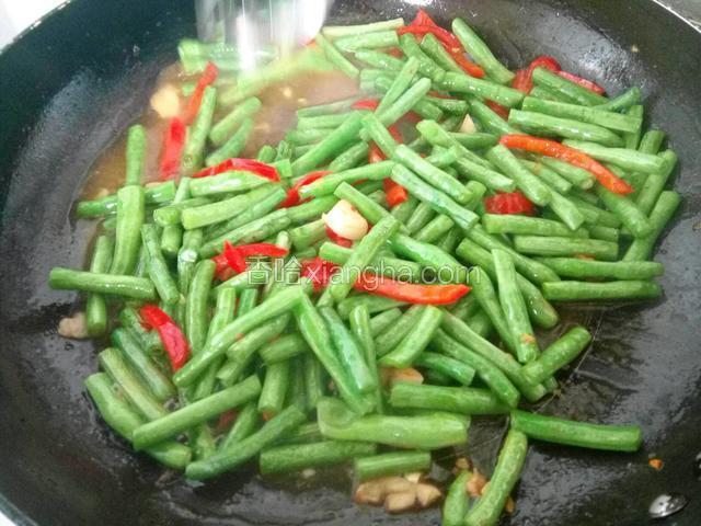 加生抽，盐，一点开水翻炒，多煮一会等缸豆熟