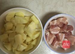 土豆烧猪肉的做法图解1