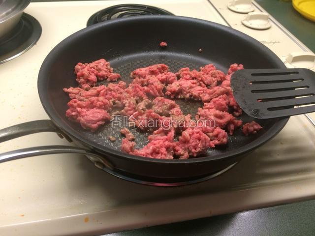 炒锅烧热，将牛肉糜炒熟，滤去水分；