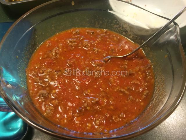 取中碗B，将意面酱、水和牛肉糜混合；