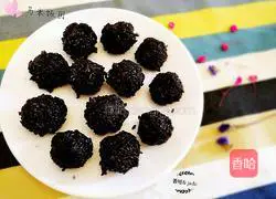 Illustration of how to make black rice balls 7