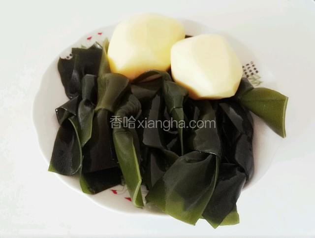 海带提前浸泡洗净，土豆削皮洗净