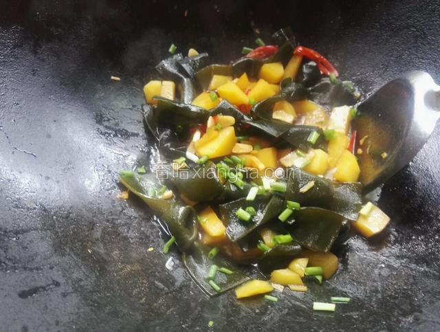 待收汁撒些葱花即可出锅