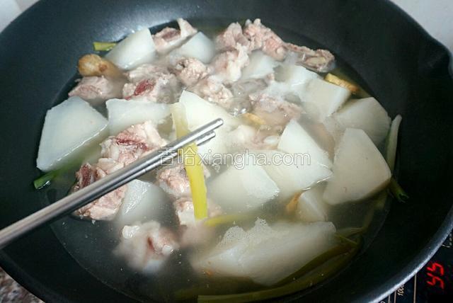 盖上锅盖，中小火煮40分钟  中途把葱捞起