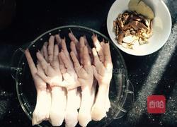 猴头菇煲鸡爪的做法图解2