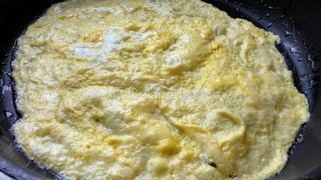 鸡蛋打散，锅里放油烧热，加入鸡蛋，煎成蛋饼
