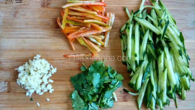 辣椒黄瓜切丝，蒜切末，香菜切段