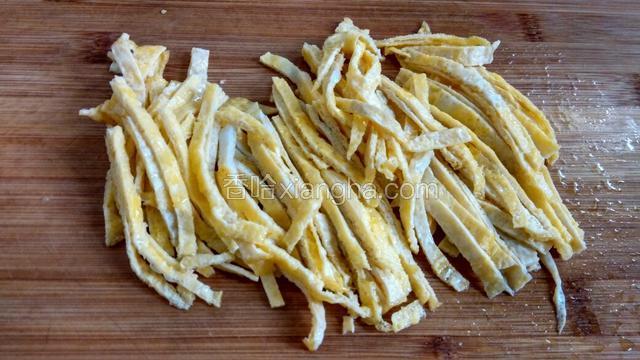蛋饼放凉，切成丝