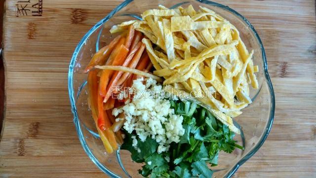 所有的材料放在一个碗里，加盐、酱油、醋、糖、香油，搅拌均匀