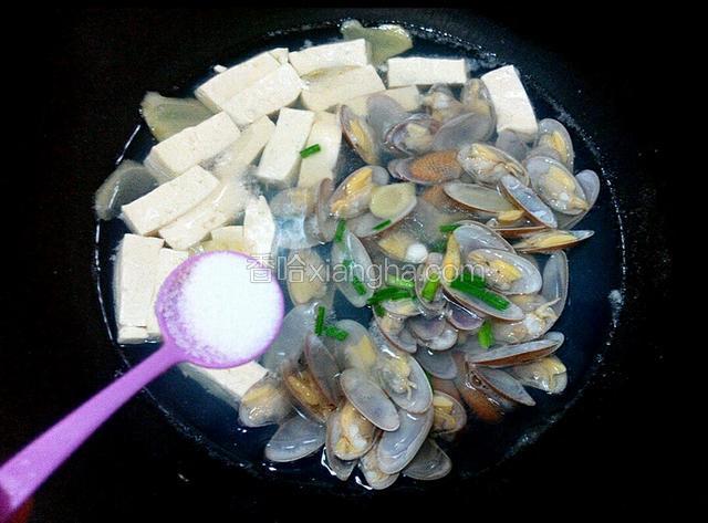 放葱花、盐、轻轻搅匀即可