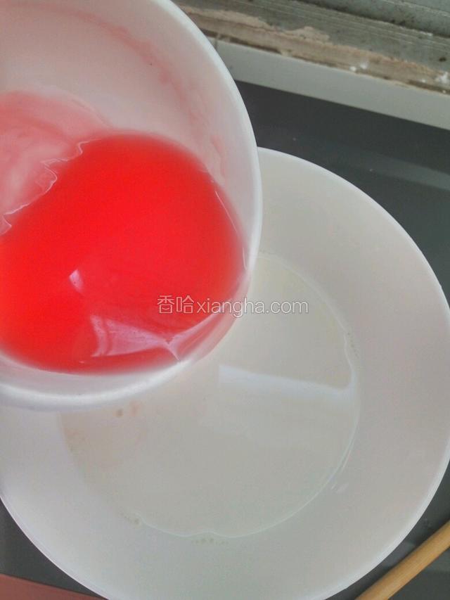 晾凉的QQ糖水倒入牛奶内拌匀