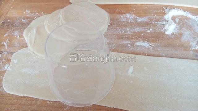 饺子皮擀好。