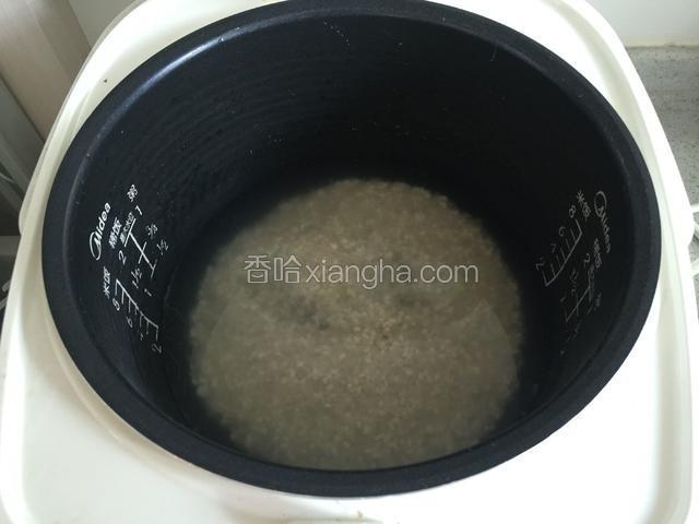 将洗净的糯米放入适量的热水中浸泡20分钟，加入几滴油，放入电饭锅中将糯米煮熟。