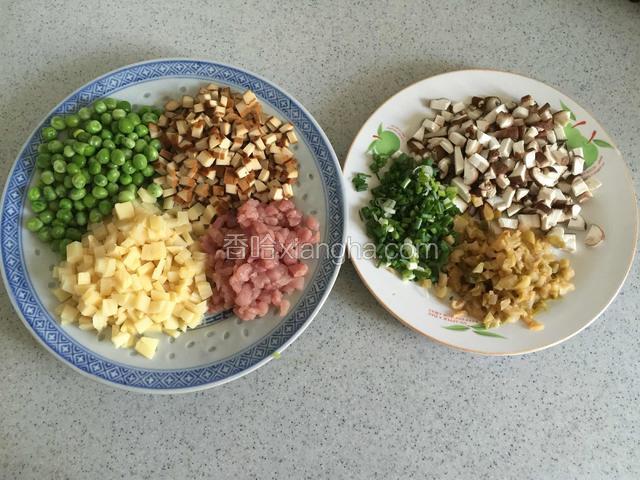 将豆干、里脊肉、冬笋、香菇、榨菜全部切成细丁，分开放好；香葱切成葱花待用；