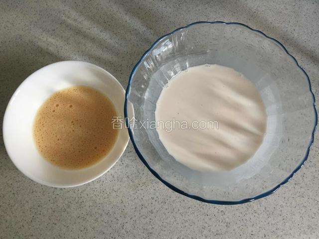 把绿豆浆加入少许盐调成稀糊。把鸡蛋打成蛋液备用；
