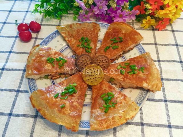 小火再煎1分钟就可以关火了，装入盘中放葱花，用刀切开食用。