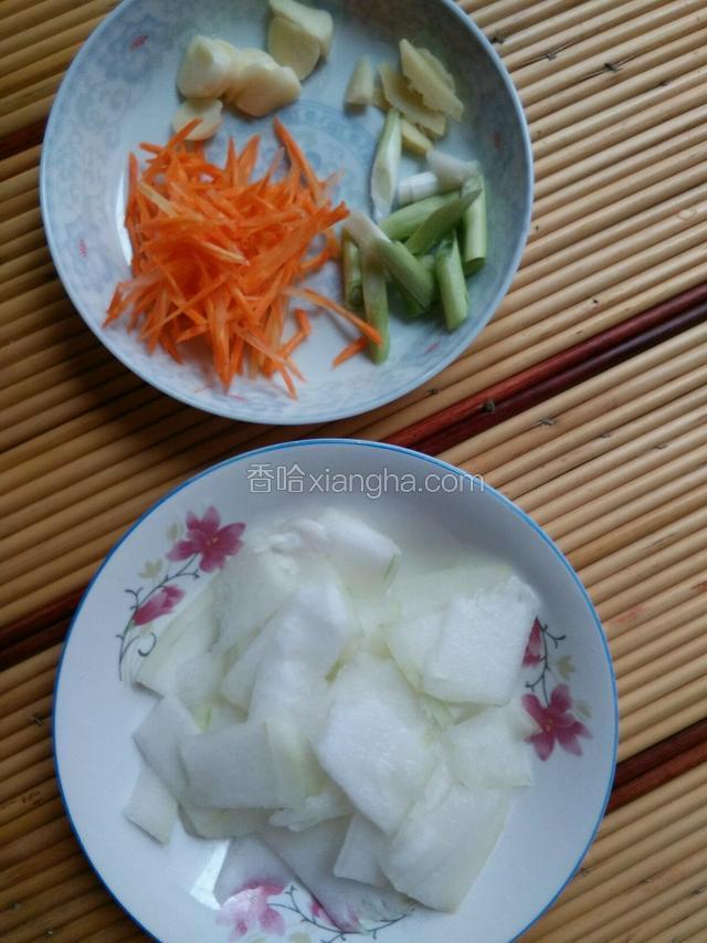 冬瓜去皮，切片，胡萝卜切丝，蒜 葱 姜切好备用