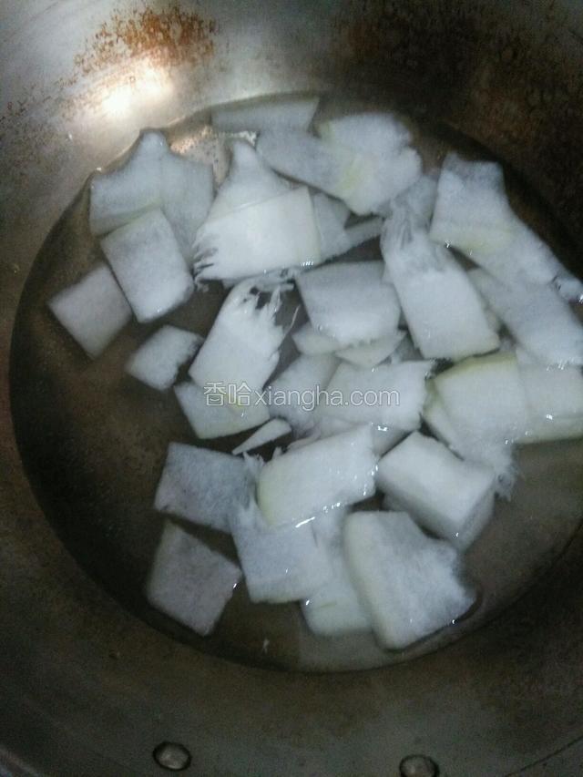 锅中煮开水，下冬瓜