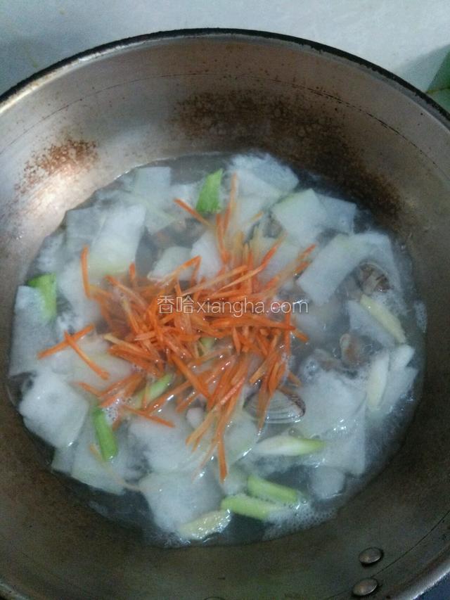 下料酒，油，盐，最后下胡萝卜。