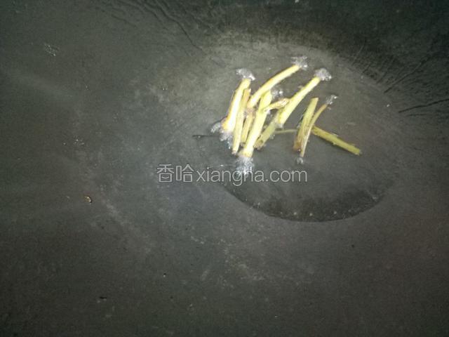 爆香至葱焦黄，闻到葱油味出来