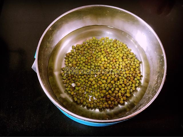 倒入碗里，加入适量的清水，提前30分钟泡发