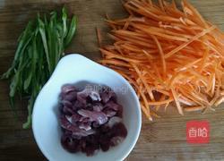 青椒胡萝卜炒肉丝的做法图解1