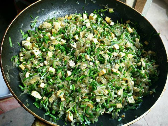 等豆腐和粉条晾凉时在拌入韭菜！